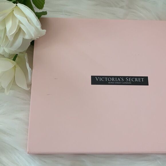Victoria's SECRET Satin Pillowcase & Eye Mask Set - Picture 8 of 10